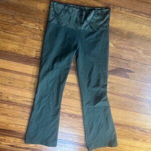 ✨ STUNNING lululemon Olive Green Performance Leggings with Snakeskin Waistband ✨